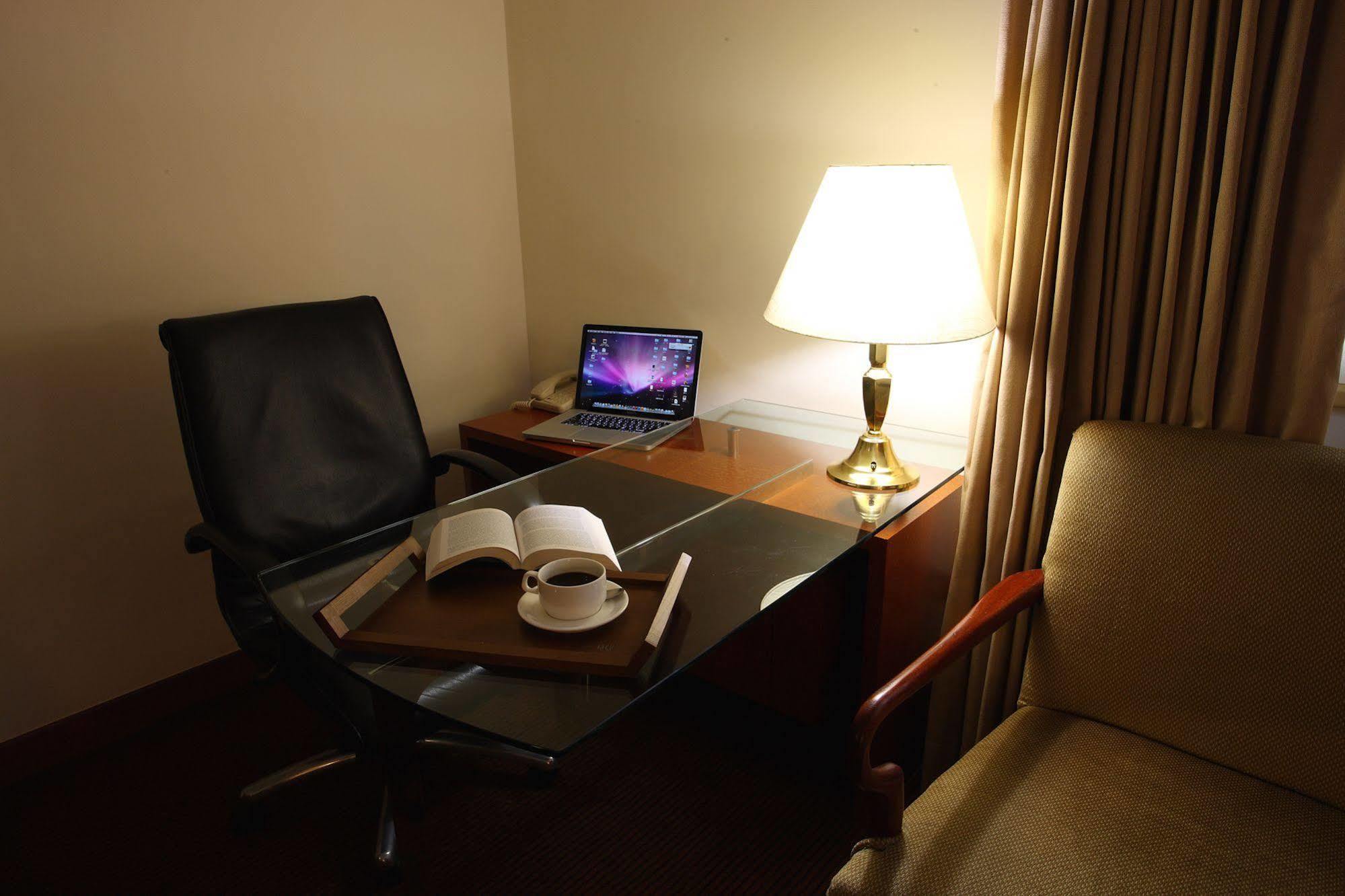 Gloria Prince Hotel Taipei Bagian luar foto